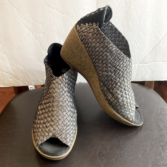Bernie Mev New York Sabrina women’s wedge, pull on, peep toe metallic shoe 39 🌹 - Picture 8 of 12
